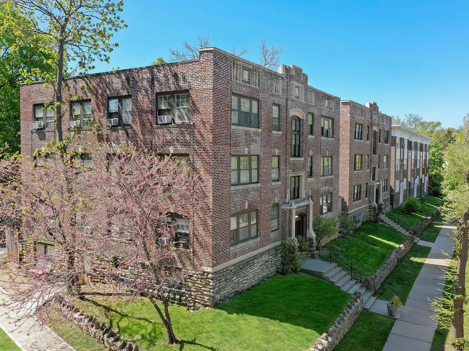Valentine Place Apartments — Photo 1