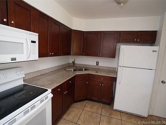 4th image of 1550 NE 191st St APT 206