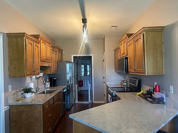 5th image of 475 Hedge Rose Blvd