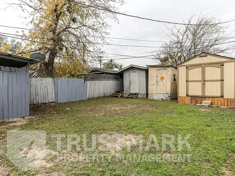 220 Gibson St #B — Photo 16