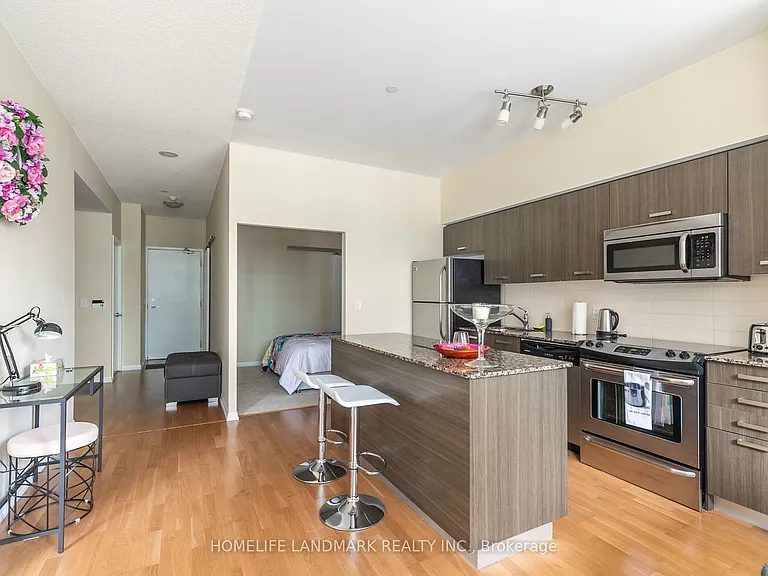 832 Bay St #204 — Photo 5