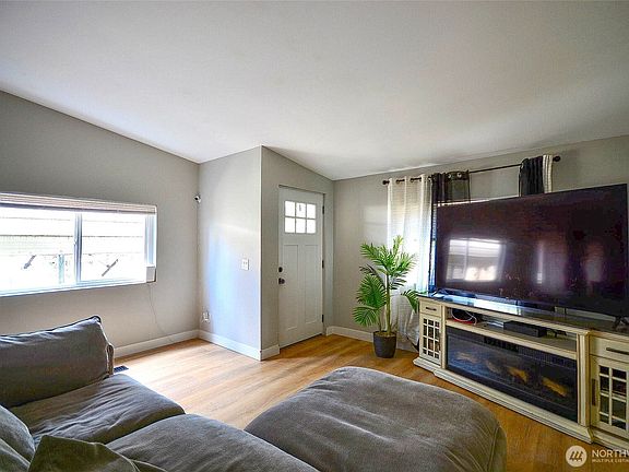 5th image of 8917 Mulberry Court SE
