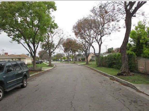Exterior Neighborhood (street photo)