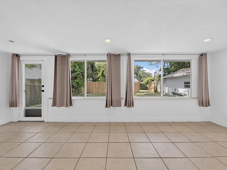 1005 E Flora St — Photo 20