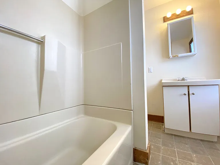 11-17 Sanborn St #15 — Photo 10