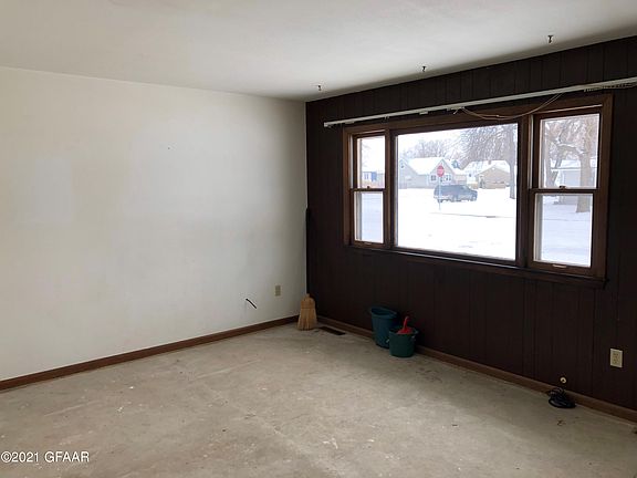 3rd image of 216 5th St NE