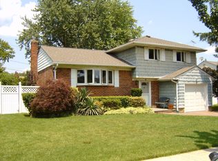 9 Summit St, Hicksville, NY 11801
