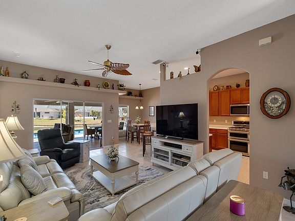 5th image of 431 W Temple Court SW