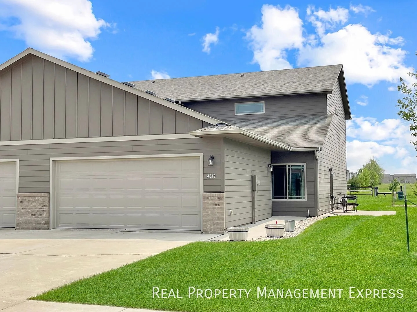 Perfect townhome with high ceilings! — Photo 1