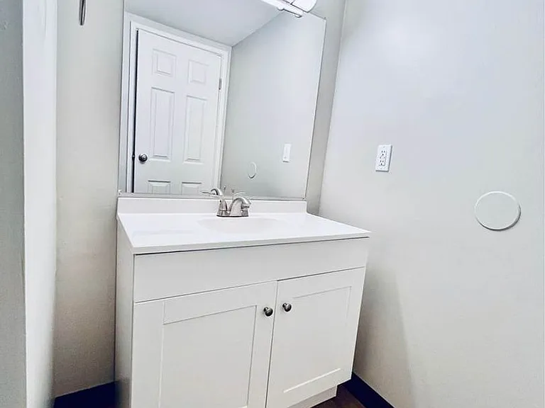 915 Heritage Ct #202 — Photo 7