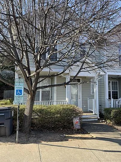Building Photo - 555 Station Ln