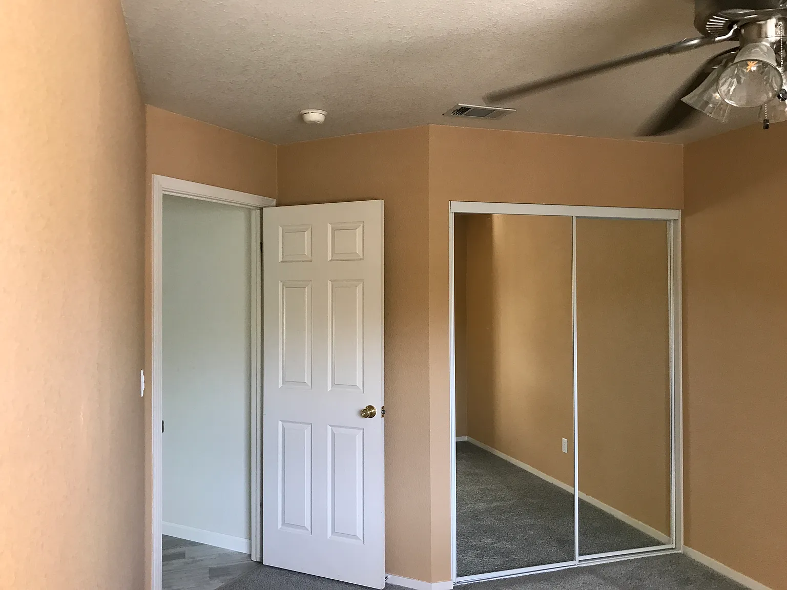 5 bed, 2435 sqft, $3,895 — Photo 3