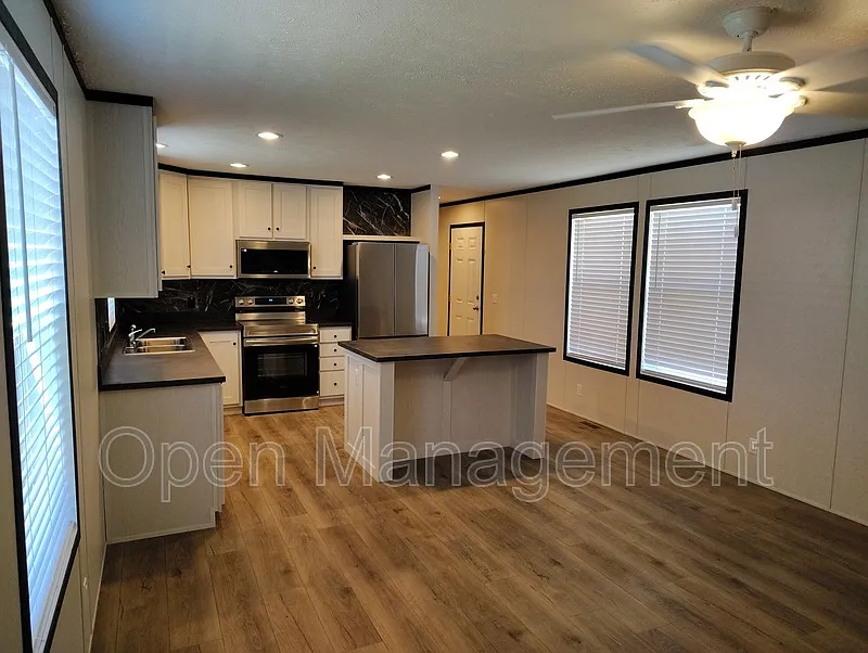 3 bed, 5.0 bath, 1120 sqft, $1,049 — Photo 3