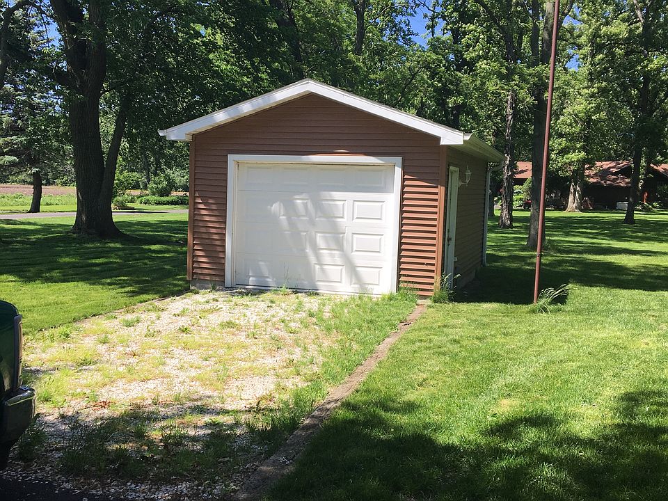 Detached garage 