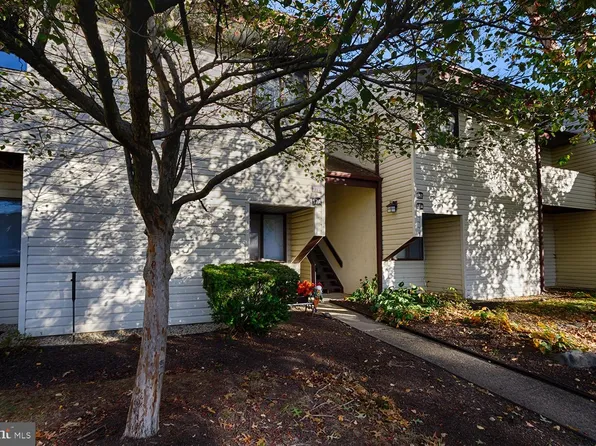 17 E Daisy Ln, Mount Laurel, NJ 08054