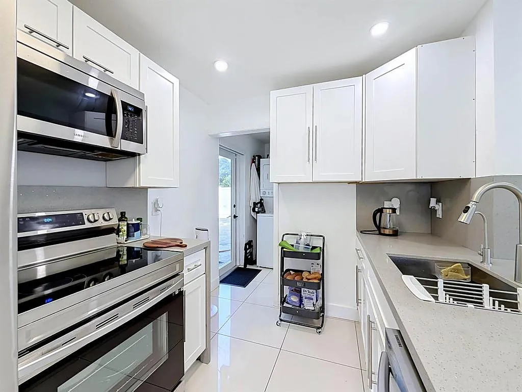 6135 NW 24th Ct, 1 — Photo 3