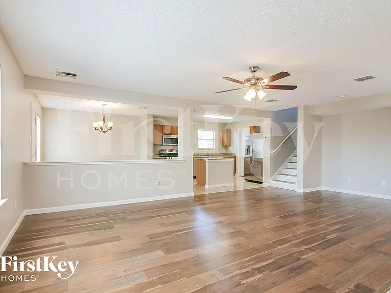 916 Simi Dr — Photo 3