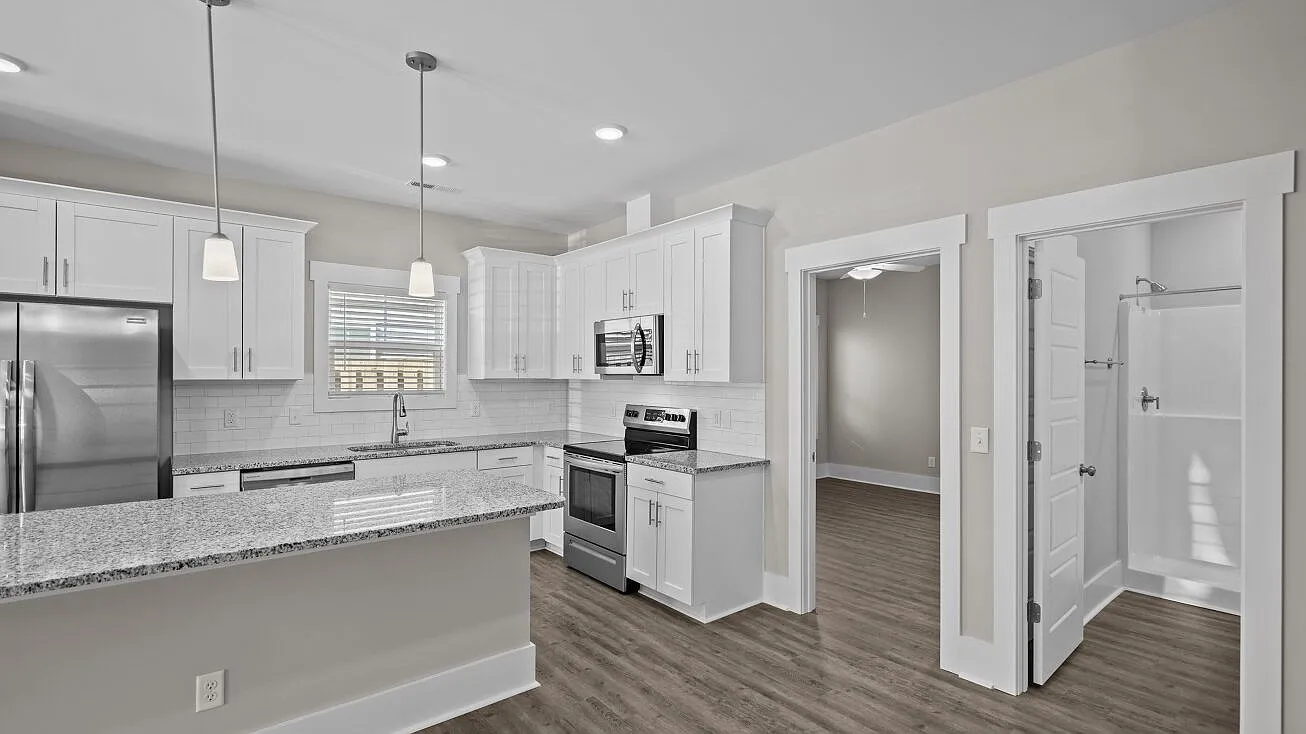 4 bed, 2500 sqft, $2,400 — Photo 4