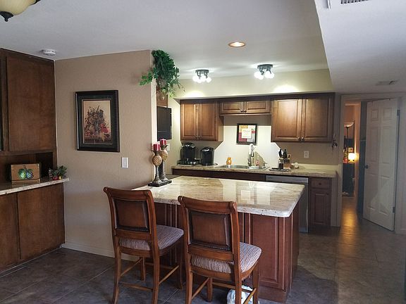 Kitchen/Dining Room pic 1