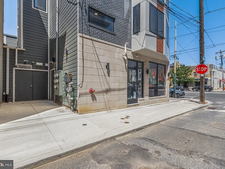 1142 Crease St #2L — Photo 15