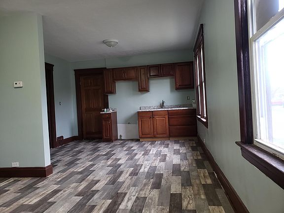 4th image of 15633 School Ave