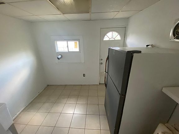 4th image of 4823 Unruh Ave
