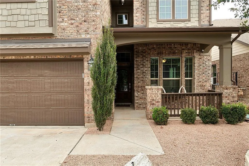 4 bed, 2.5 bath, 2522 sqft, $2,600 — Photo 3