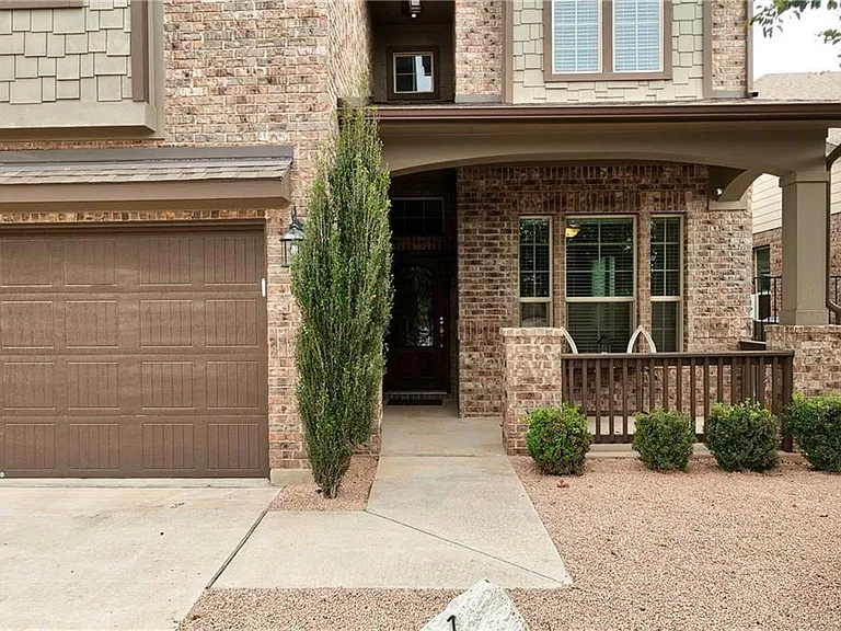 104 Auburn Cv — Photo 3