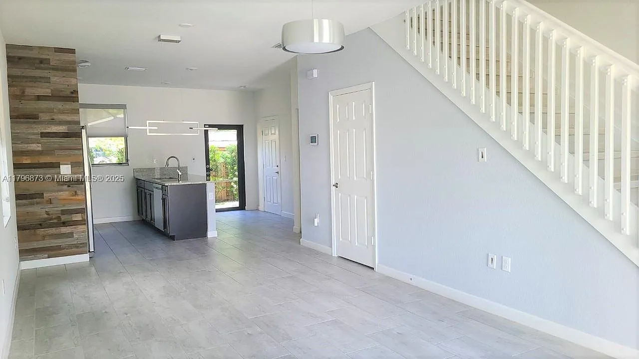 3 bed, 2.5 bath, 1550 sqft, $3,300 — Photo 3