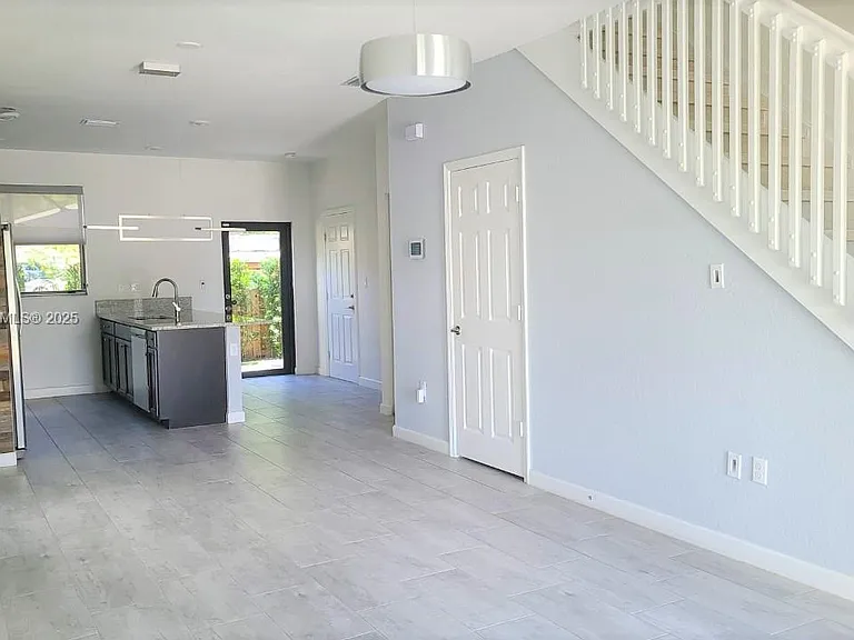 2851 SW 15th Ave #15 — Photo 3
