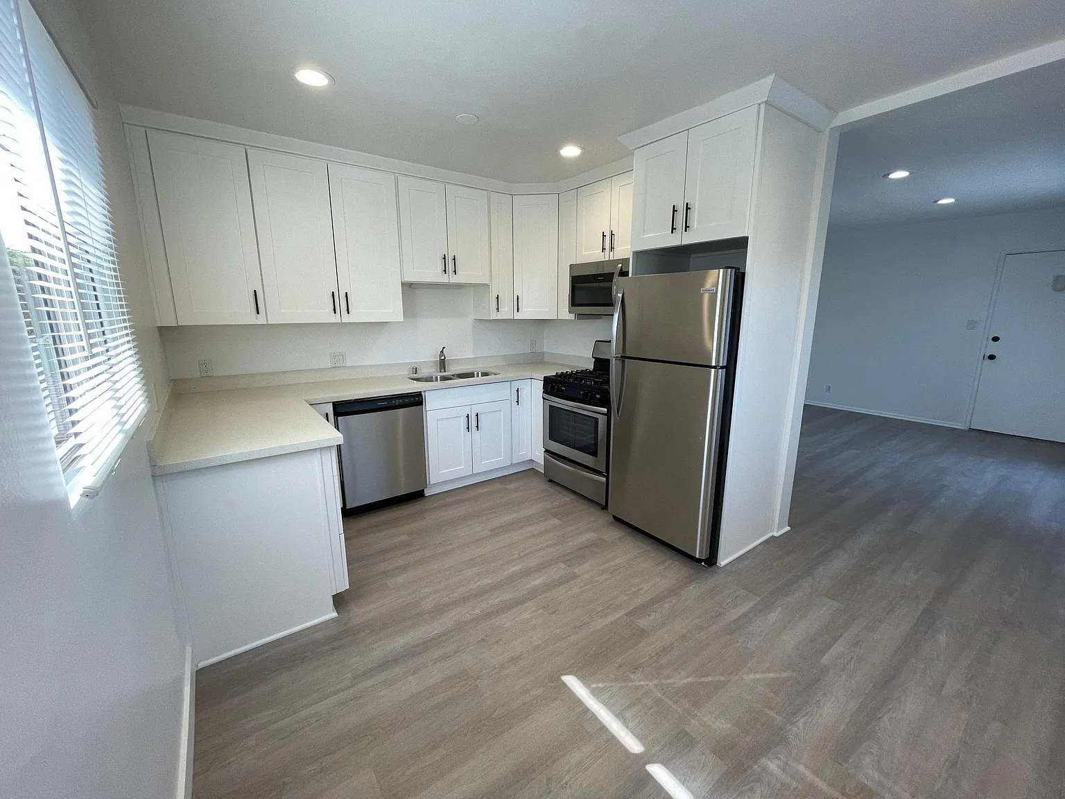 2 bed, 1000 sqft, $3,250 — Photo 1