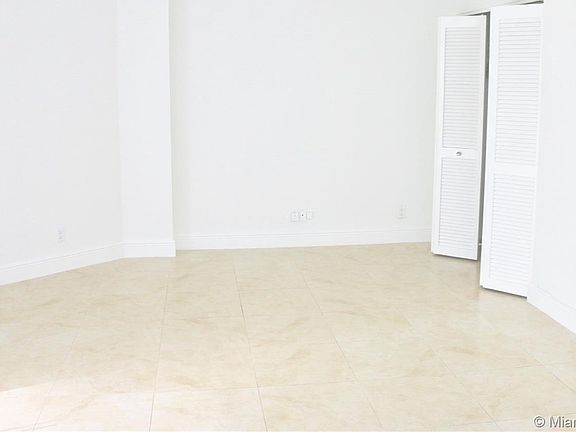 4th image of 10112 Collins Ave