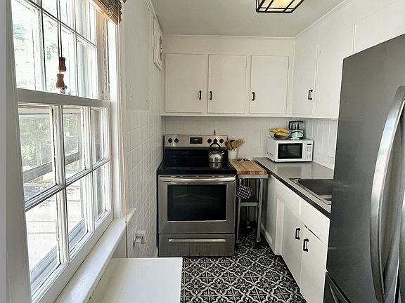 5th image of 23 W Franklin St Floor 2