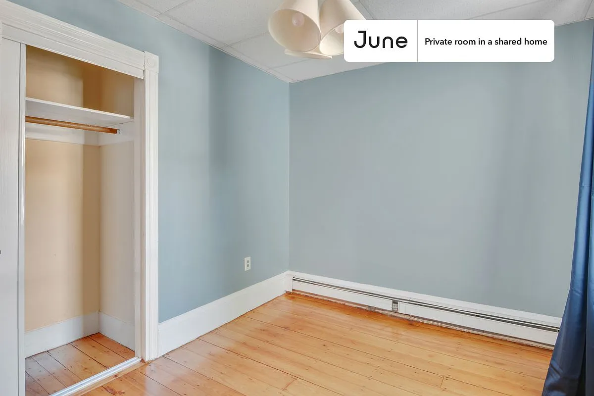 Full bedroom in 4 bed/1 bath home in Polish Triangle #745 A — Photo 3