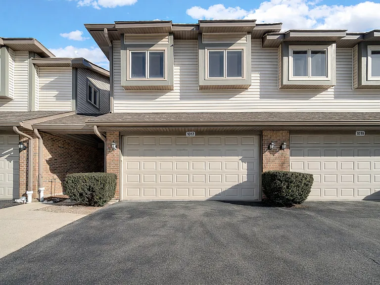 1017 Arbor Ct — Photo 1