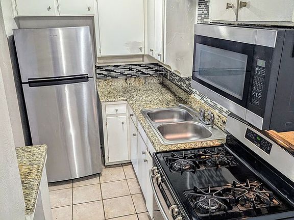 2nd image of 2428 Louise St #208