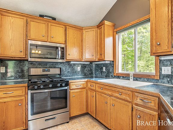 5th image of 446 S Round Lake Dr