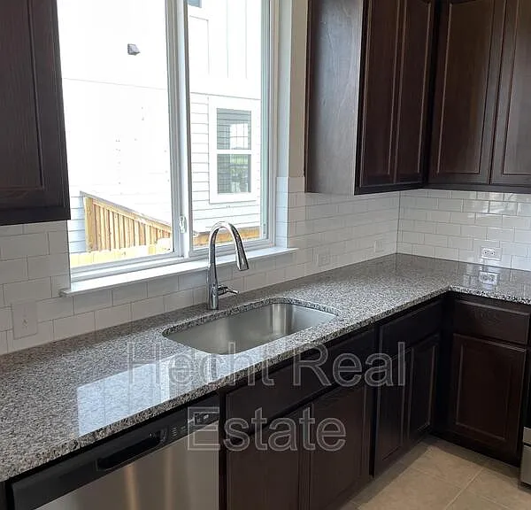 196 Fabion St — Photo 14