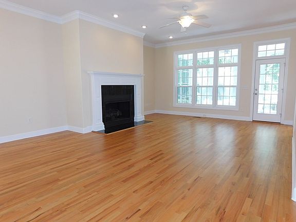4th image of 646 Longshadow Dr