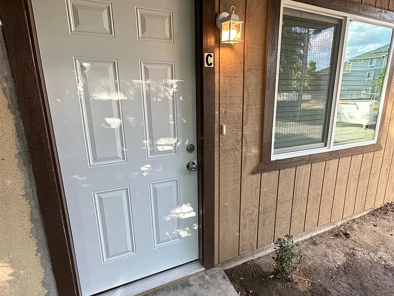 1069 Cherry Ln #C — Photo 2