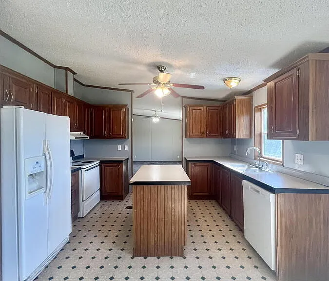 223 Bradford Ln — Photo 20