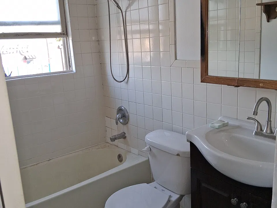30 E 34th St
