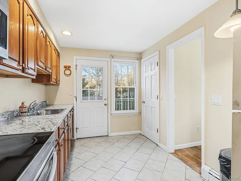 983 Warren Ave — Photo 6