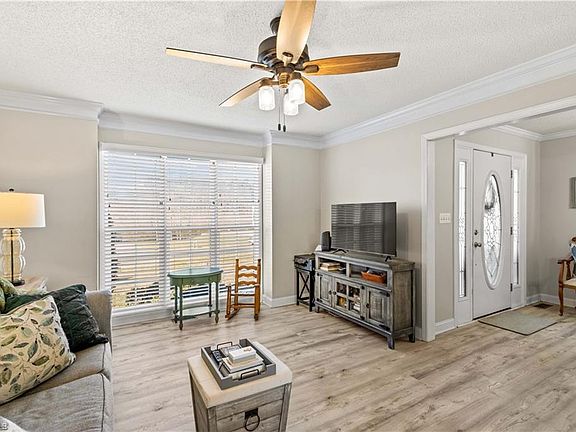 5th image of 415 Cameron Dr