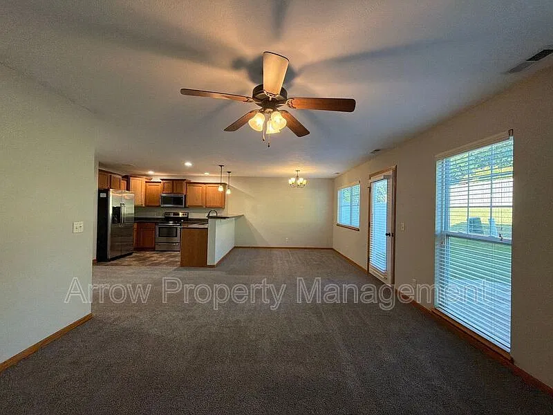 3 bed, 2.5 bath, 1738 sqft, $1,950 — Photo 3
