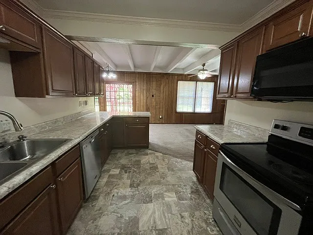 801 Laurel St — Photo 3