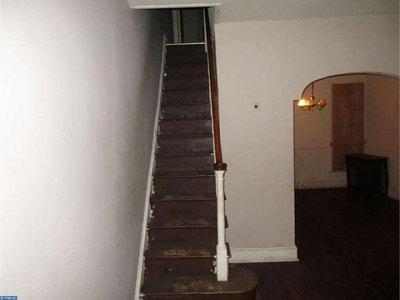 3rd image of 725 W Annsbury St