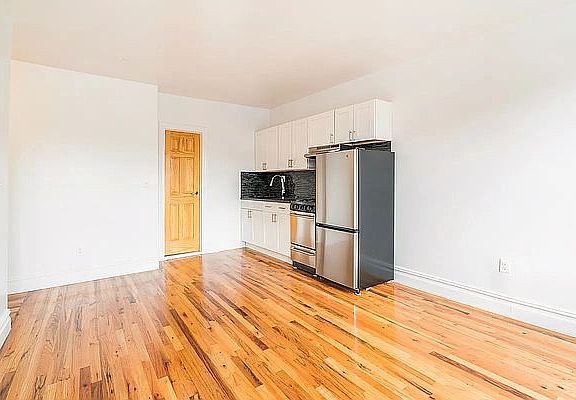 2nd image of 90 Bank St APT 5E
