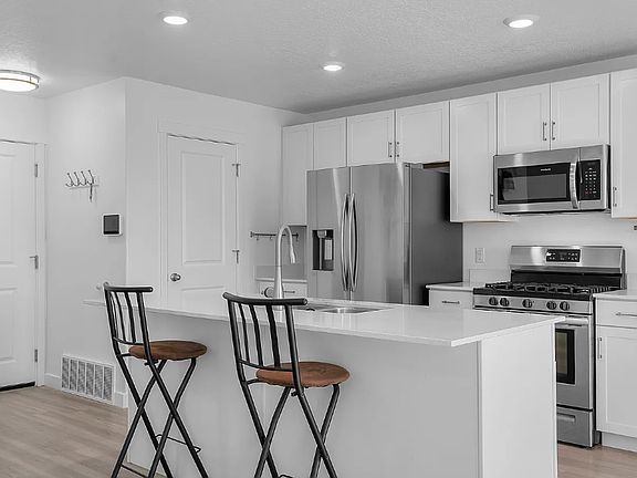 3rd image of 3581 W Grassland Dr Room 1