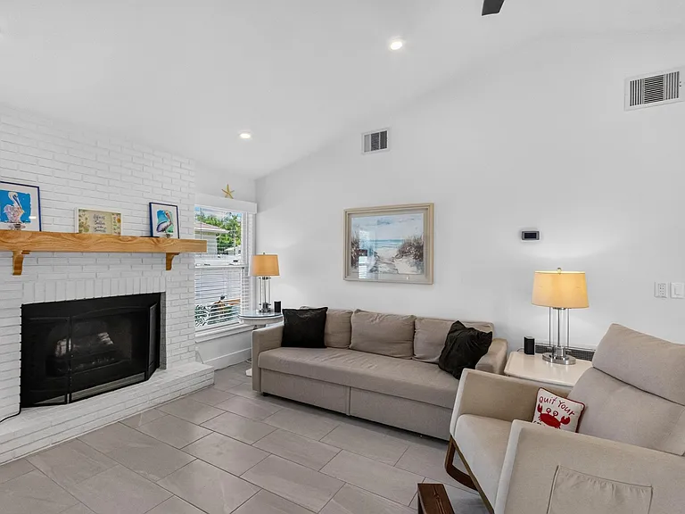 272 SW Fairchild Ave — Photo 7
